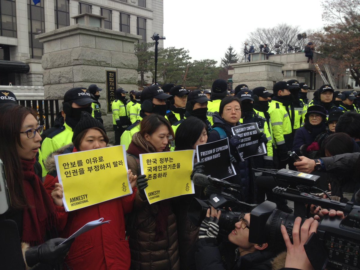 AmnestyKorea's tweet photo. "헌재 결정은 국가 안보를 가장해 야당 정치인을 탄압하고 표현과 결사의 자유를 제한하는 것입니다.표현과 결사의 안보에 대한 우려를 이용해 다른 정치적 견해를 표현하고 있는 사람들의 권리를 부정해서는 안됩니다." http://t.co/JsambhZ26Y