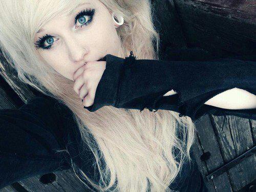 Hey dudes! I'm Nic. I sk8 all day every day. I'm 16 And single. But I has a crush on a sk8er named Nick! Oh mah globz