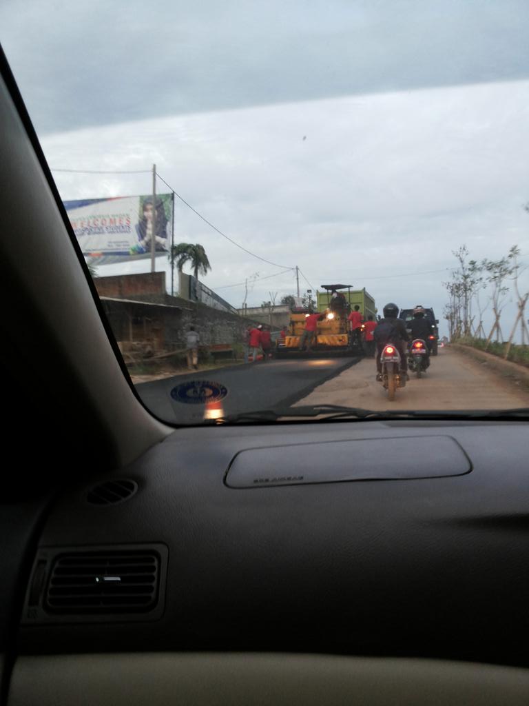 sisca_kusuma's tweet photo. Hati2 kemacetan krn pengaspalan jalan di jembatan Jln.Ciater Ciputat yg menuju BSD berlaku buka tutup @RadioElshinta http://t.co/pINy309Pln