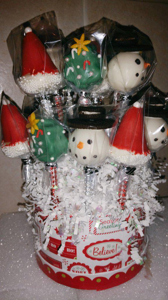 DiaBellasCakes's tweet photo. Christmas pops with a little bling. http://t.co/I5cE5hfIPB