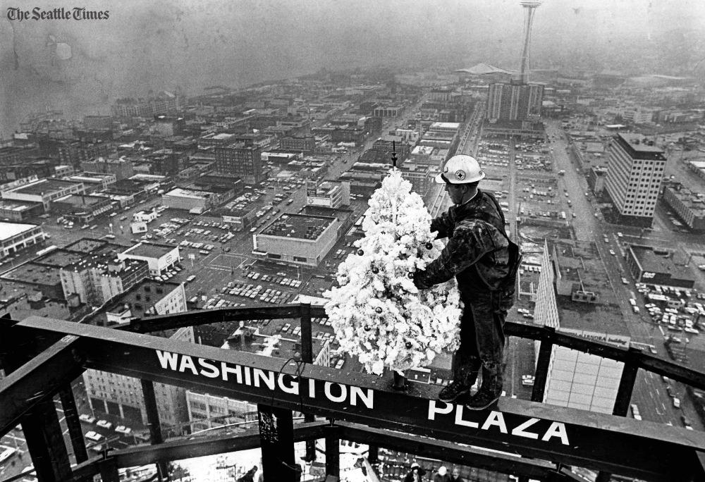 SeaTimesPhoto's tweet image. #ThrowbackThursday A Christmas tree on the Washington Plaza Hotel in 1968. #tbt More: seati.ms/TbhAOJ