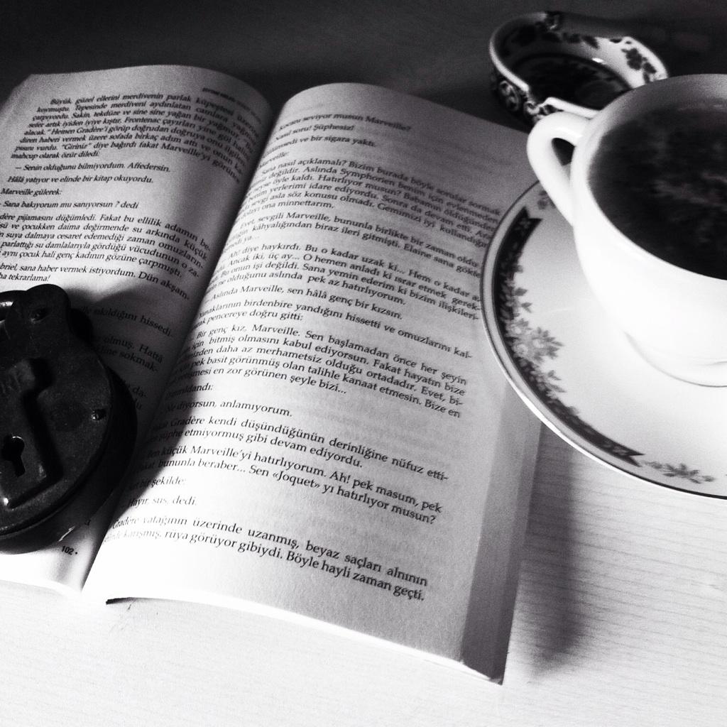 Mrscapula's tweet photo. #kitapokumavakti #kitapsoezleri #kahvenialgel #books #Love http://t.co/rtO3rkg3wN