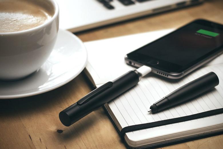 GQ_France's tweet photo. Un stylo peut aussi recharger votre smartphone http://t.co/DFHPGW5d6m http://t.co/39DqS2qKqO