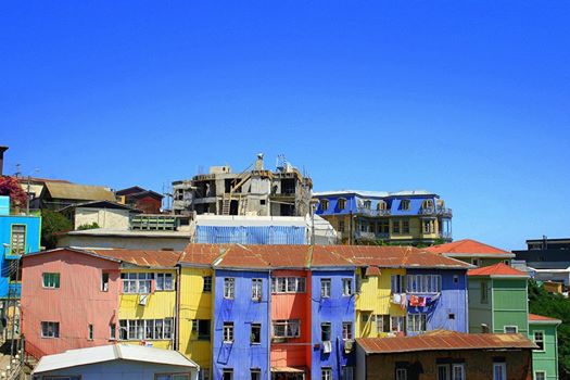ParallaxJourney's tweet photo. Day 2 - Discovering the colourful and chaotic streets of #Valparaíso, mesmerizing city of #Chile. #sabackpacker http://t.co/ADcTrgFPpb
