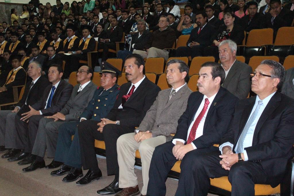 VeroContreras84's tweet photo. "@CarlosOrtaC: Y tuve gusto de acompañar a los graduados de  Universidad Autónoma Agraria Antonio Narro @IsidroLopezV http://t.co/VslcudOEol