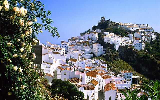Casares #Málaga es uno más de los pueblos blancos andaluces, de calles estrechas con casas encaladas ¿Lo visitamos?
