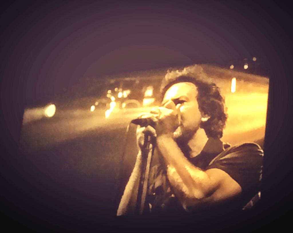 Wish Eddie Vedder of Happy Bday &   cc 