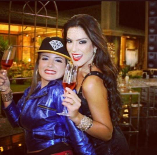 _apegonopau's tweet photo. Amizade linda e verdadeira, amo demais as duas ♡♡♡♡ @BrunninhaOfic @deboramlyra http://t.co/soMJ2awnF3