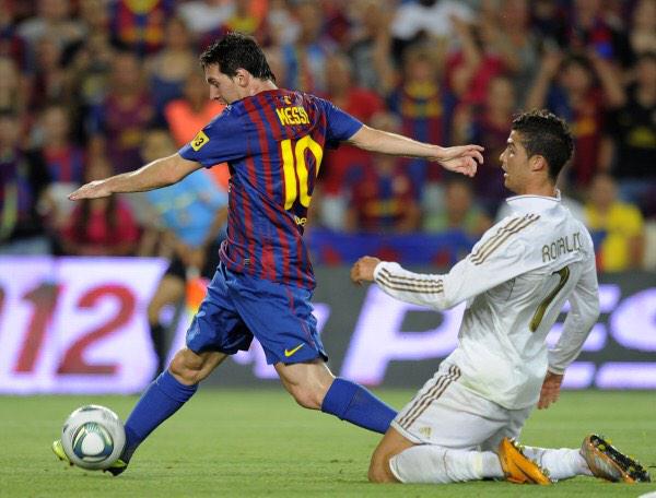 khaledwaleed99's tweet photo. مثال حي لمن يجثو على ركبتيه احتراماً لمن هو أفضل منه http://t.co/Nj1Xr9ceq6