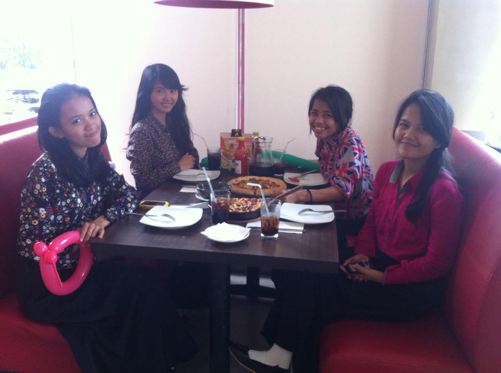 mickeydhop's tweet photo. Love youu guy's :*♥☺"@adeladianesa: @LionelGebby @mickeydhop http://t.co/jL7w2f1AwG"