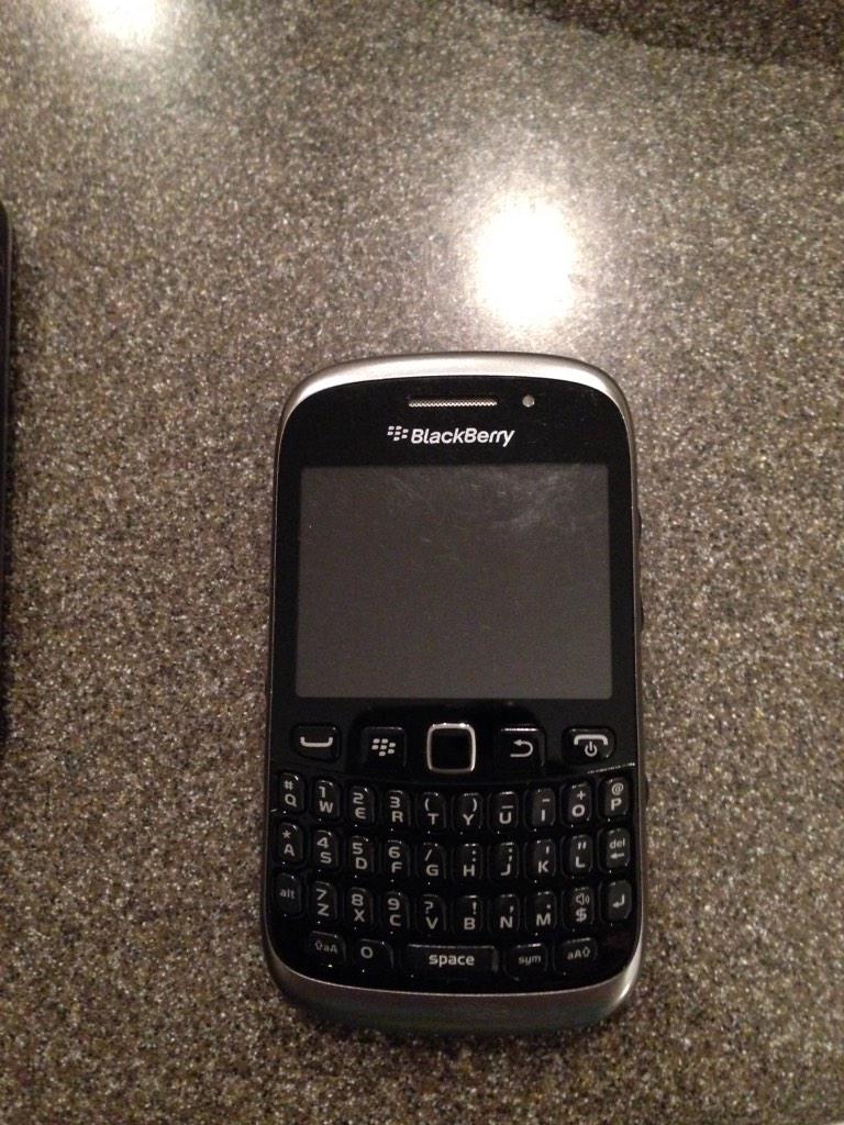 dblinn93's tweet photo. Throwback to when blackberries were a thing... Bbm me while I'm abroad! Pin: 2A046ECE #abroadlife http://t.co/Ytyre8nnjp