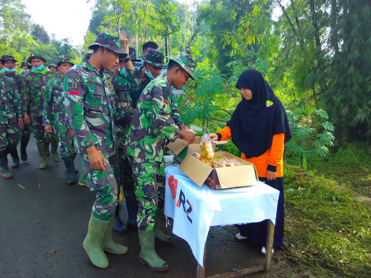 Pagi ini Rlwn RZ mmbrikan bekal roti kpd Bpk2 TNI sblm mlnjutkn evakuasi korbn bncna longsor bnjrngra cc <a href="/rumahzakat/">Rumah Zakat</a>