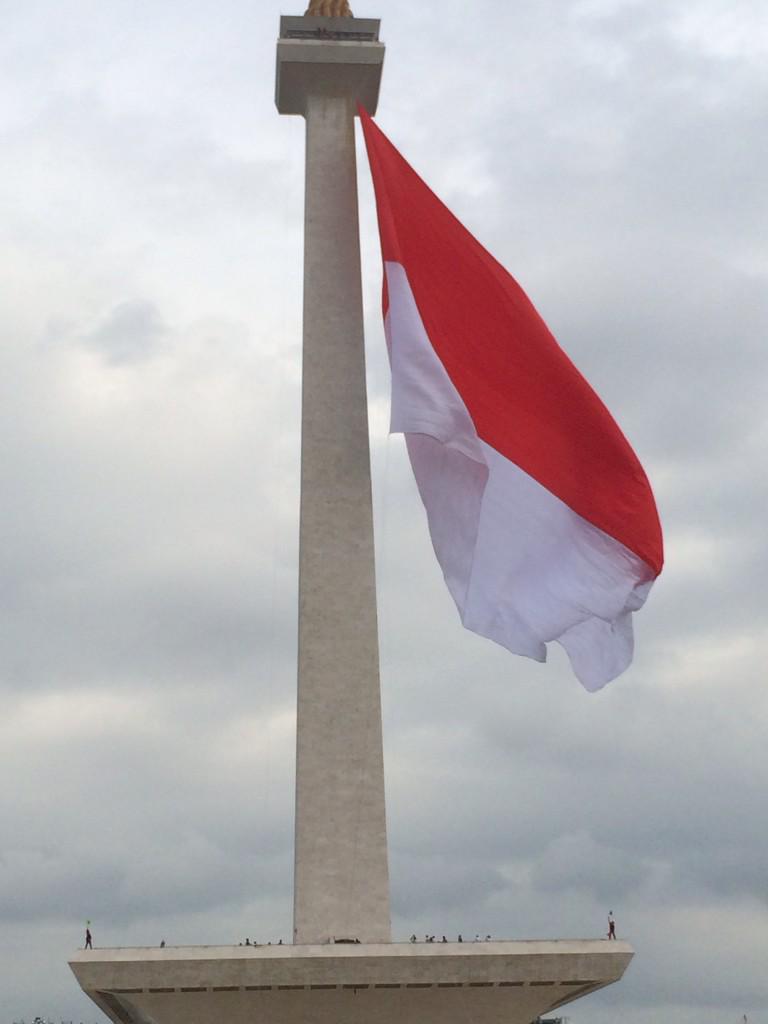 RHRWorldRecords's tweet photo. The largest flag flown, Ministry of Defense Republic of Indonesia, sized 38,1m x 58,7 m total 2250m2 weighed 247kilo http://t.co/W0NTylUlai