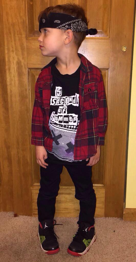 Iukesxlips's tweet photo. @Ashton5SOS LOOK &amp; READ THIS !!!! YOU'RE HIS IDOL #miniAshton ThIS IS TOO ADORABLE 💜 @OfficialMiniAsh http://t.co/6oxAtvW03L
