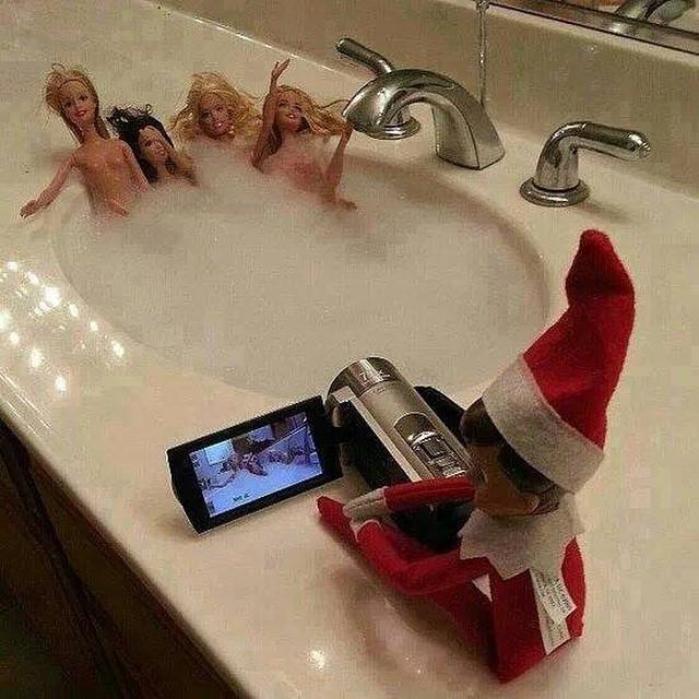 Rodcan10's tweet image. My elf won't stay on the shelf.