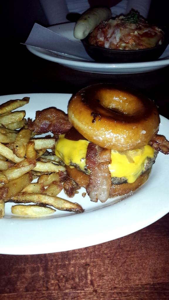 caculler's tweet photo. This just happened #krispykremeburger #iminheaven http://t.co/49RJ8pn1wF
