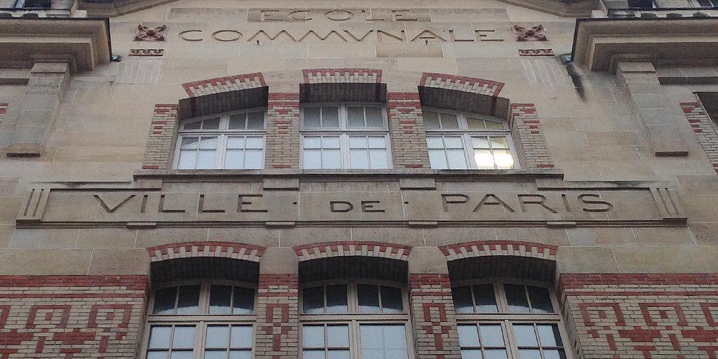 ParisOneForty's tweet image. Supergraphics before supergraphics: giant type on a façade reads like a poster, carved into smooth, French limestone.