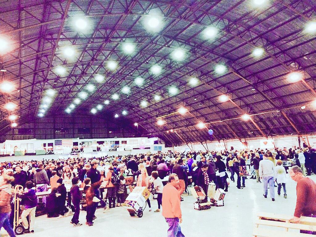 MMirakhor's tweet photo. Holiday volunteering with 1000ppl @barkerhangar #onevoiceLA #holidayspirit #supportnonprofits #community http://t.co/8zNW0HuMon