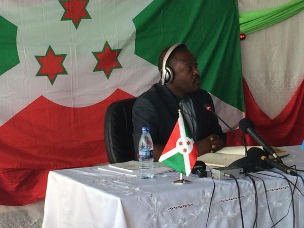 BurundiEAC's tweet photo. #Emission publique à  #Ruyigi avec EX le Président de la République. @BdiPresidence @willynyamitwe @IGIHE_Burundi http://t.co/lVYTI7CsTG