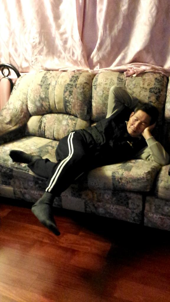 Ohhitskelly's tweet photo. Gramps a couch model π #modelstatus #couchmodel http://t.co/jUYqr9JGMR