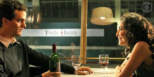 tvglobo's tweet image. Wagner Moura e Letícia Sabatella vivem um 'Romance' no #Corujão! glo.bo/1sMRUfS