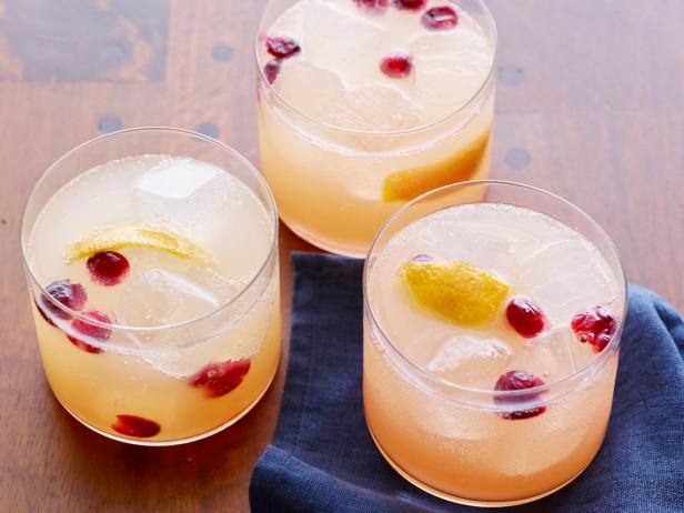 Cranberries and spicy cinnamon vodka make this a wintry vodka tonic a cocktail we'd carol for: oak.ctx.ly/r/27ulh