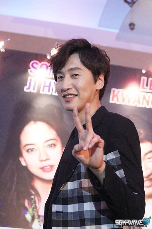 RM_FamilyCrew's tweet photo. So cute ^^ RT "@Piggywen: 281114 #RunningMan #RaceStartSG press con #LeeKwangSoo http://t.co/2Ejwi1PhNn"