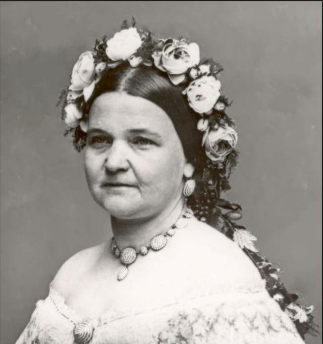 whitdjohnson's tweet photo. The woman who made the flower crown what it is today: Mary Todd Lincoln http://t.co/X2tCoUBwr1