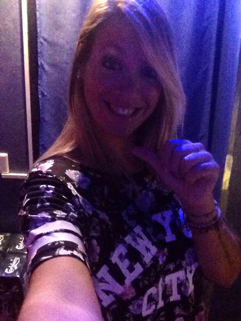 Desirela28's tweet photo. Aquí fuera la gente está muy loca #HayQueEsconderse #OficcePaQuéTeQuiero #Hoock http://t.co/s4XmvYFVdB