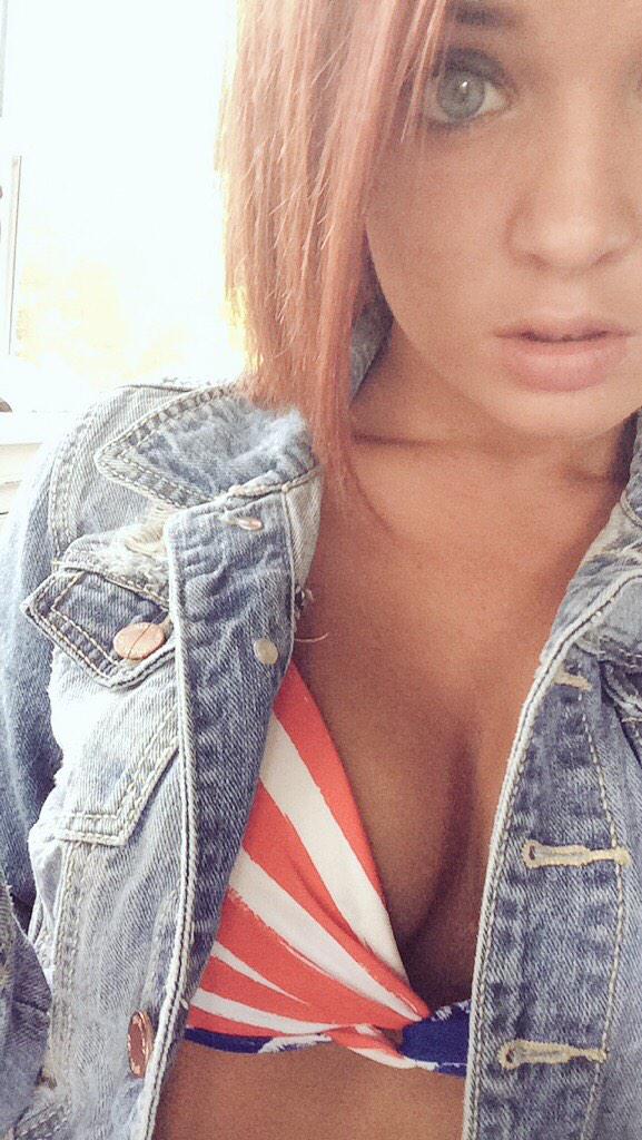 dabprincess's tweet photo. missing summer so bad #screwsnow 
instagram: chelsixoxo_ http://t.co/1kLxHG8UxG