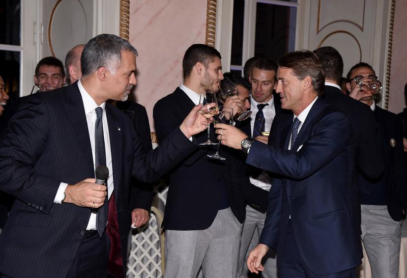 Ina_Nerazzurra's tweet photo. Our CEO with Our Coach #Bollingbroke #Mancini #InterNatale http://t.co/A7WPOcFlhU