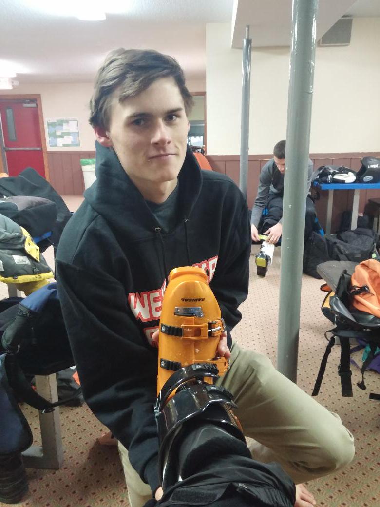 Evan_Richter_'s tweet photo. My prince charming @KuznikAnson #glassboot http://t.co/LswXjrZQ15