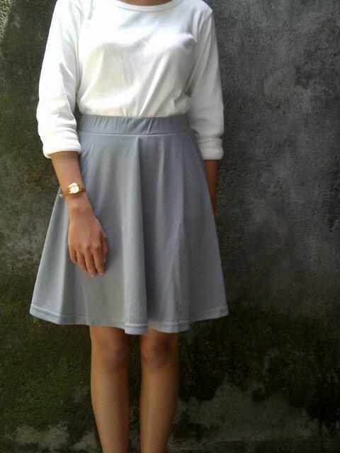 BuyArde's tweet photo. Midi Flare Skirt (Grey) - Kaos Tebal - Fit to M - Pinggang Karet - Rp 55.000 - Ready Stock. http://t.co/xoPOHQCAEz