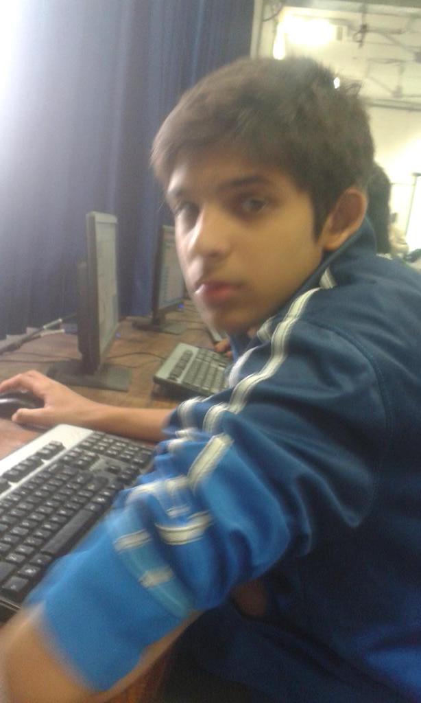 deepggmu17's tweet photo. And he's working!😂😂😱 #tlearn http://t.co/xKFMbFZngy