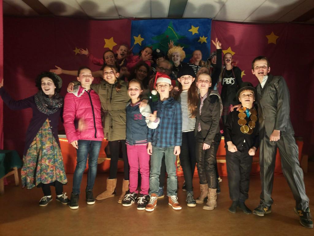 In een afgeladen lokaal omgetoverd tot theater heeft de bovenbouw gisteravond een fantastische kerstmusical opgevoerd