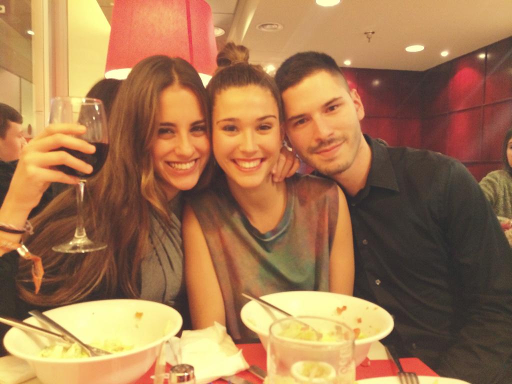 Buchiff's tweet photo. Ensalada César, vino y la mejor compañía... Buen fin de examenes 😍😍😍 @GinesMS8 @anasotillo_ http://t.co/fDUA1wQi3Y