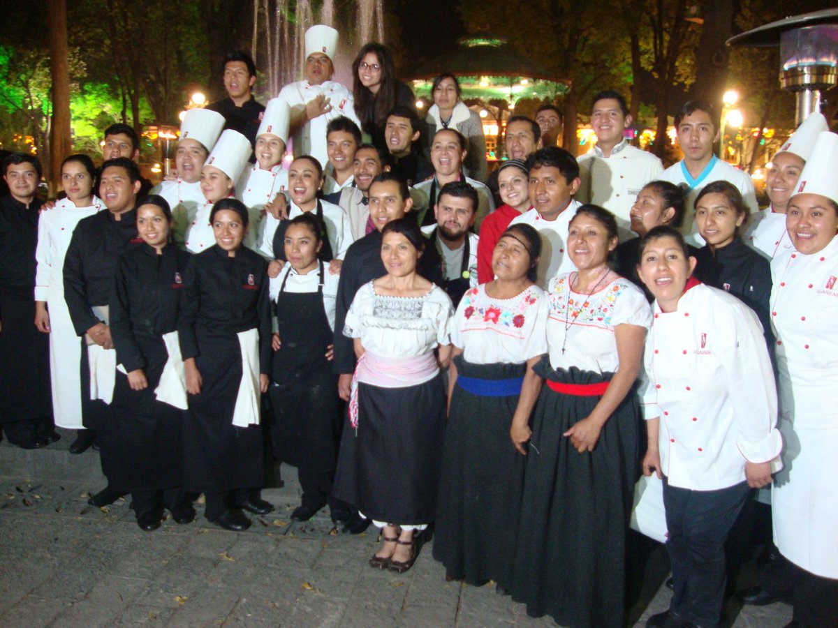 escenariotlx's tweet photo. Felicidades @SlowFoodTlax  restauranteros, cocineras y cerveceros por el éxito de su evento "Terra Madre Day" 👏 http://t.co/SDDVFRNbrz