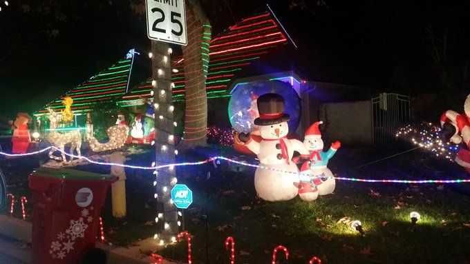 #xmaslights in the IE. XMAS KISSES!!! XOXOXO  come see me in my new webshow.  http://t.co/yZ6QJhqxJs<a href="/tag/xmaslights"class="tags">#xmaslights</a>