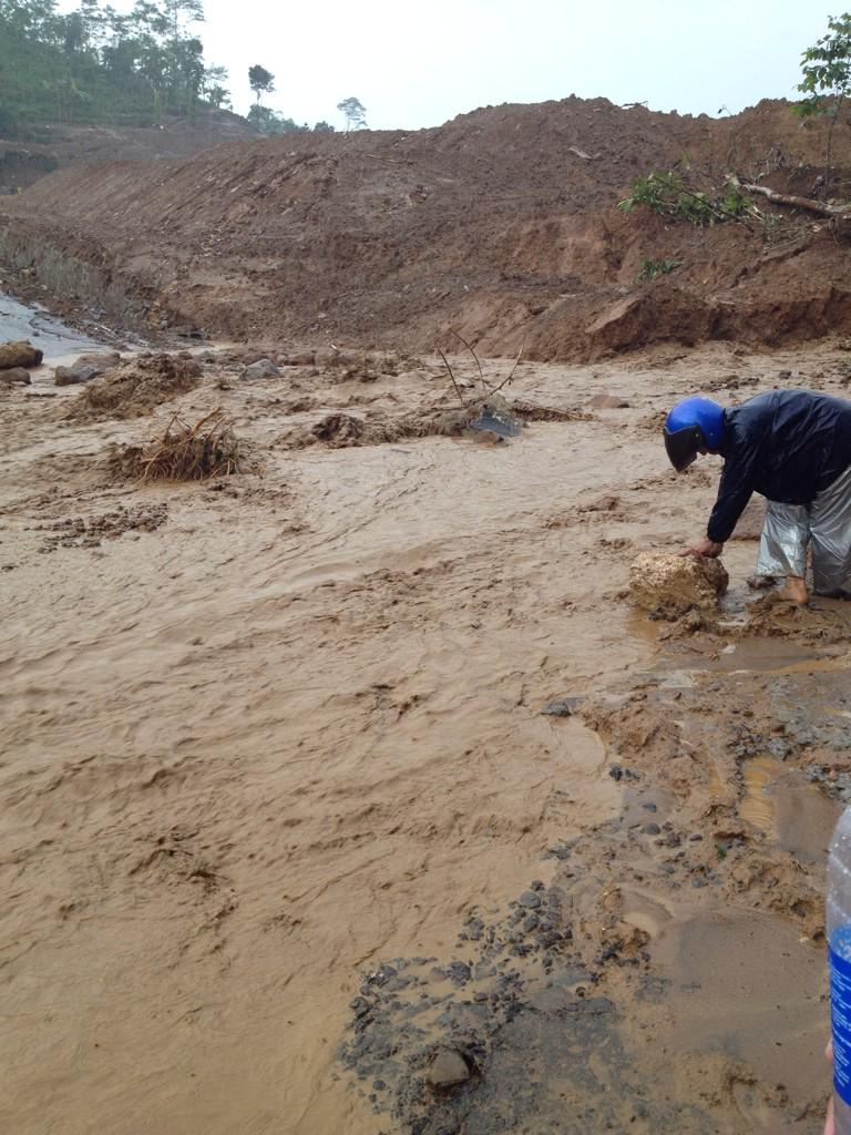 Jalan ini terputus kmrn krn hujan deras. 2 relawan #GeodesiUGM4Banjarnegara ada di ujung jalan &amp;tdk bisa melintas.