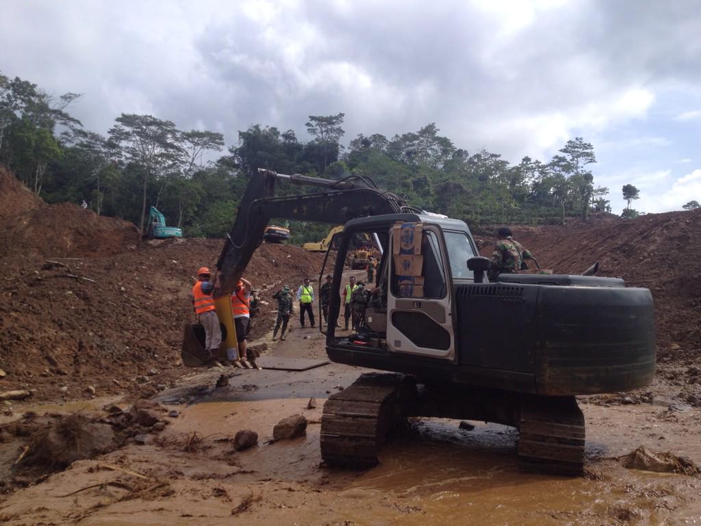 Melihat tim kesulitan melintas,dgn sigap aparat kopasus memerintahkan op alat berat utk mengangkut,khusus tim geodesi
