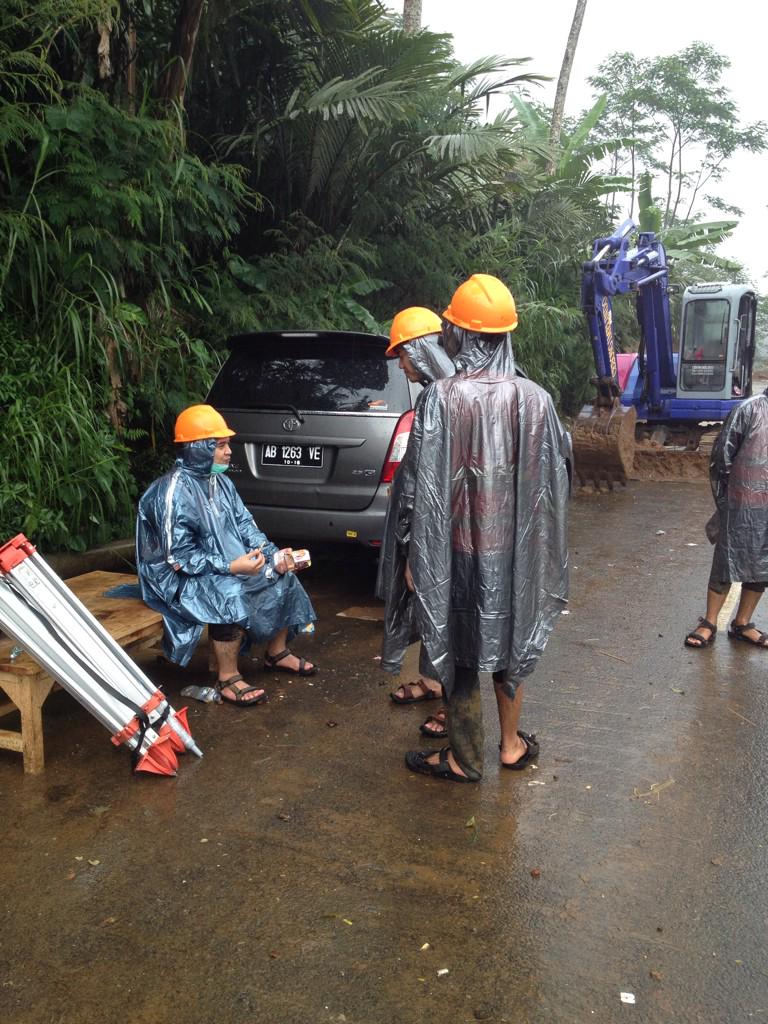 Seperti ini jika wajah relawan #GeodesiUGM4Banjarnegara jika bekerja dalam kondisi hujan.