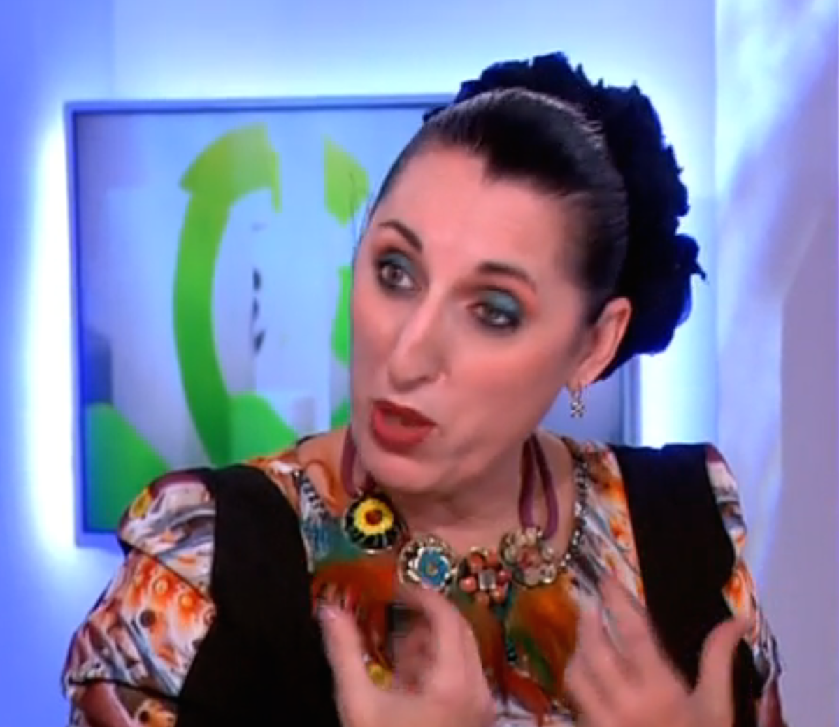 EtatLibreOrange's tweet photo. Rossy de Palma offre Eau de Protection à Anne-Sophie Lapix dans @cavousf5 ! #eaudeprotection #etatlibredorange http://t.co/kcQMji7YE4