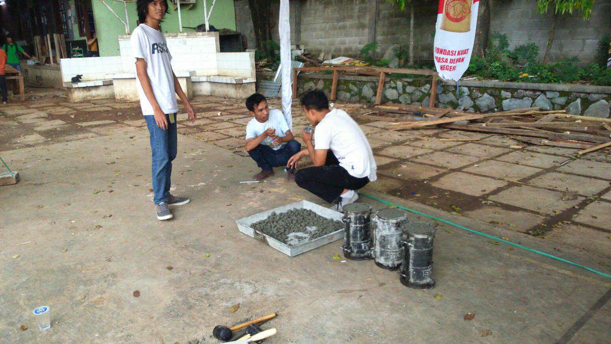 Cifest2014's tweet photo. Tim Travaux I sudah selesai membuat beton #CivilFestival2014 bersama Semen Merah Putih http://t.co/0vh2ZkWcn7