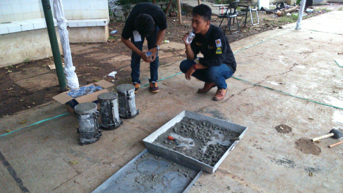 Cifest2014's tweet photo. Tim Travaux II selesai membuat Beton #CivilFestival2014 http://t.co/mP2Mn7iXfb