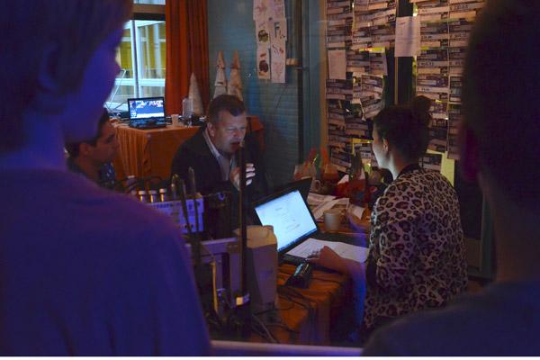 Weerman Gerrit Vossers geeft in Glazen huis Wesenthorst uitleg over weersverwachtingen.