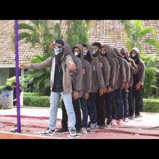 ExorcistTwo's tweet photo. Haha @Reza_AM @andridiculous @fakhrisetiawann http://t.co/b4NZKHPATX