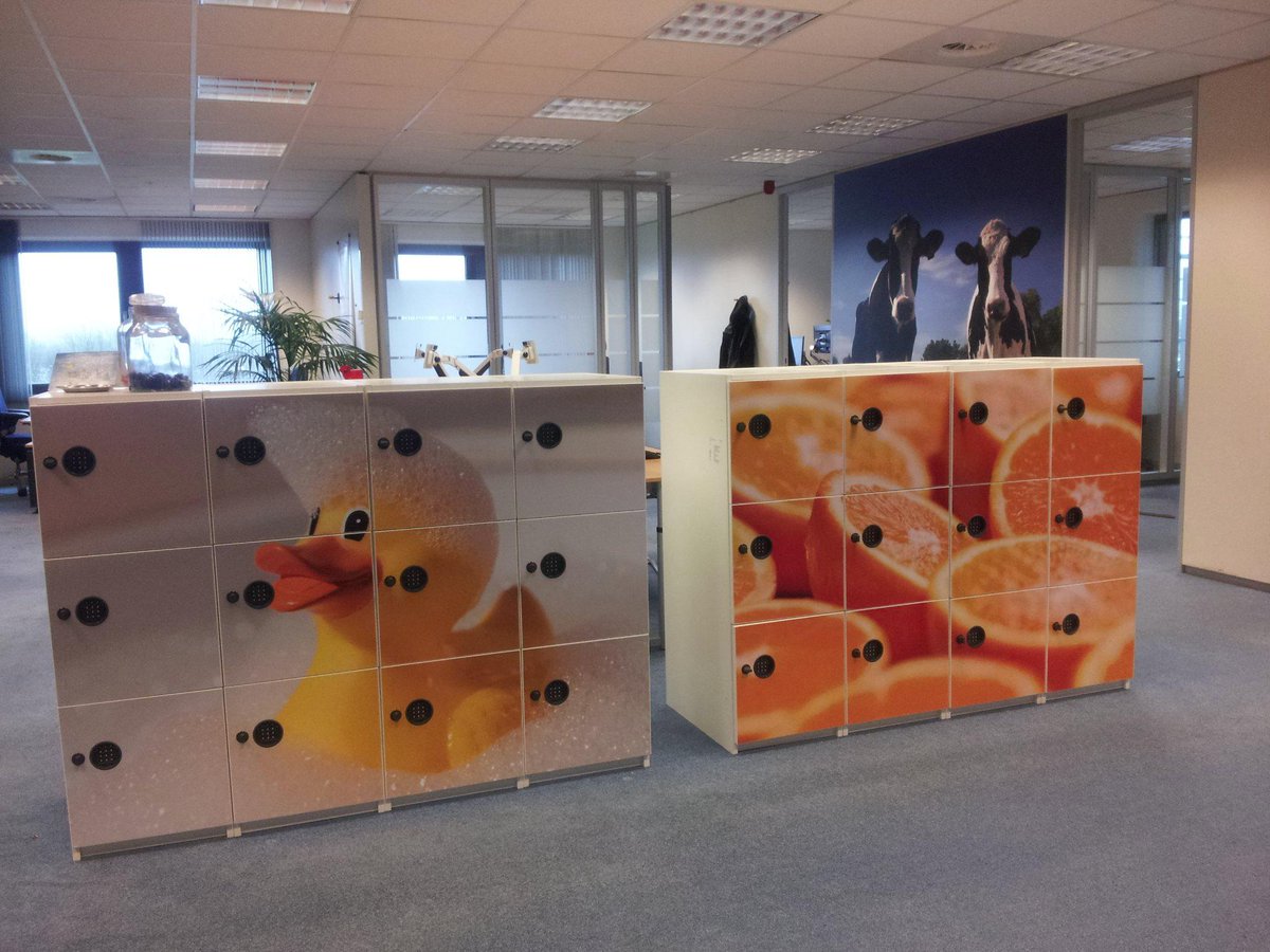 Omdat witte locker-kasten wellicht wat saai zijn... #signing #office #visual #orange #duck #nice