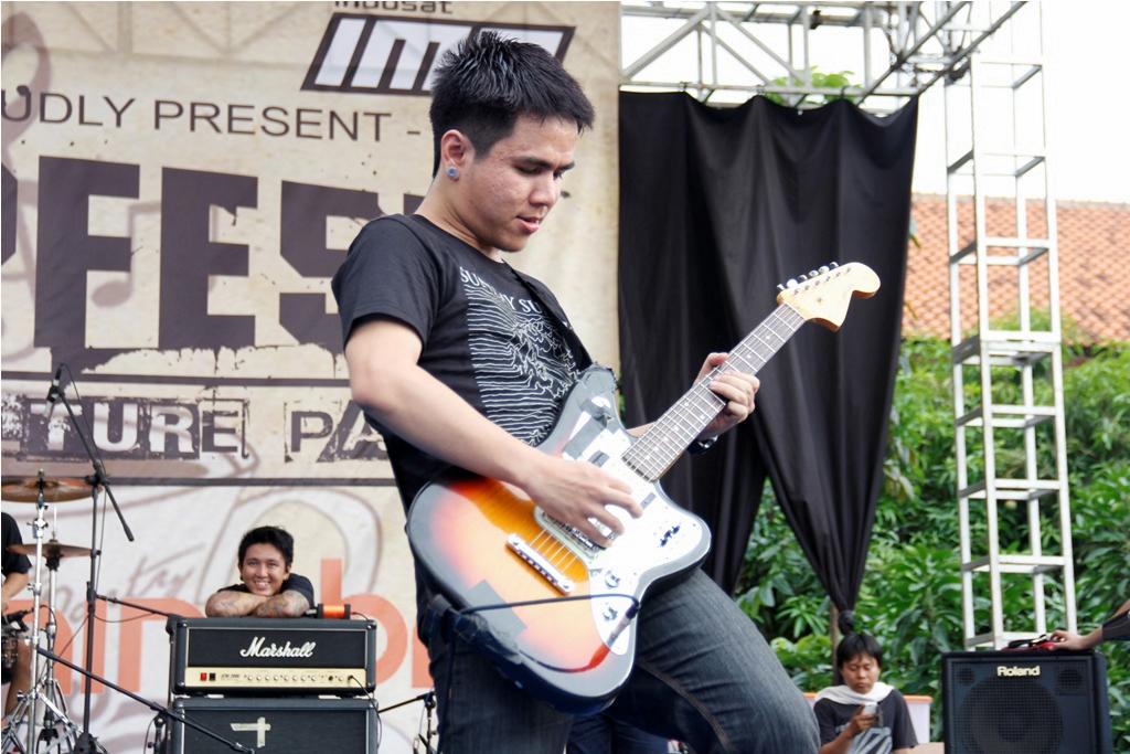 bang <a href="/Rezaomo/">rezaomosatiri</a> Nunjukin aksinya sendiri haha itu yang di belakang bete ya? <a href="/choasansan/">sansan53</a> #TeaCupFest14 #SMAN10BEKASI