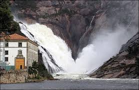 sendaes's tweet photo. Impresionante #cascada que cae al mar, en la desembocadura del #xallas @CorunaTurismo @Xunta @Galicia_Mola http://t.co/ZZkeepx8ZX