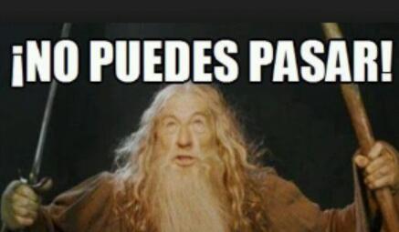 fermanGM's tweet photo. La señora Canosa atrincherada en la puerta d la biblio ante la inminente llegada d la fiesta de medicina #unizar http://t.co/5KqjwLHE8B